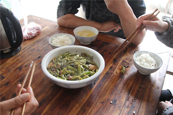 头上流汗多，上身热下身凉，咋回事？中医讲3种原因，这回明白了