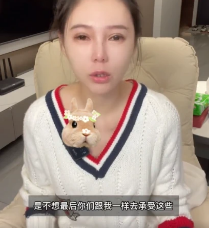 女网红晒整容前后对比照，直言整容太多脸部松弛老10岁，后悔痛哭