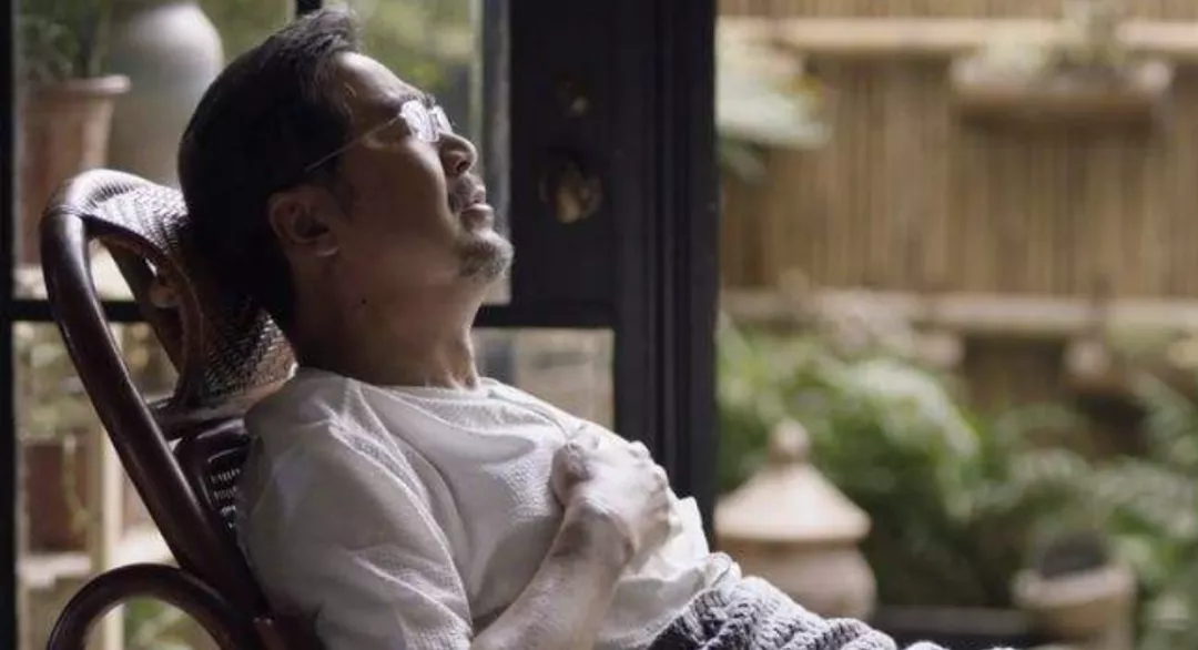 女友的爸爸嫌他穷，生病时却靠他照顾
