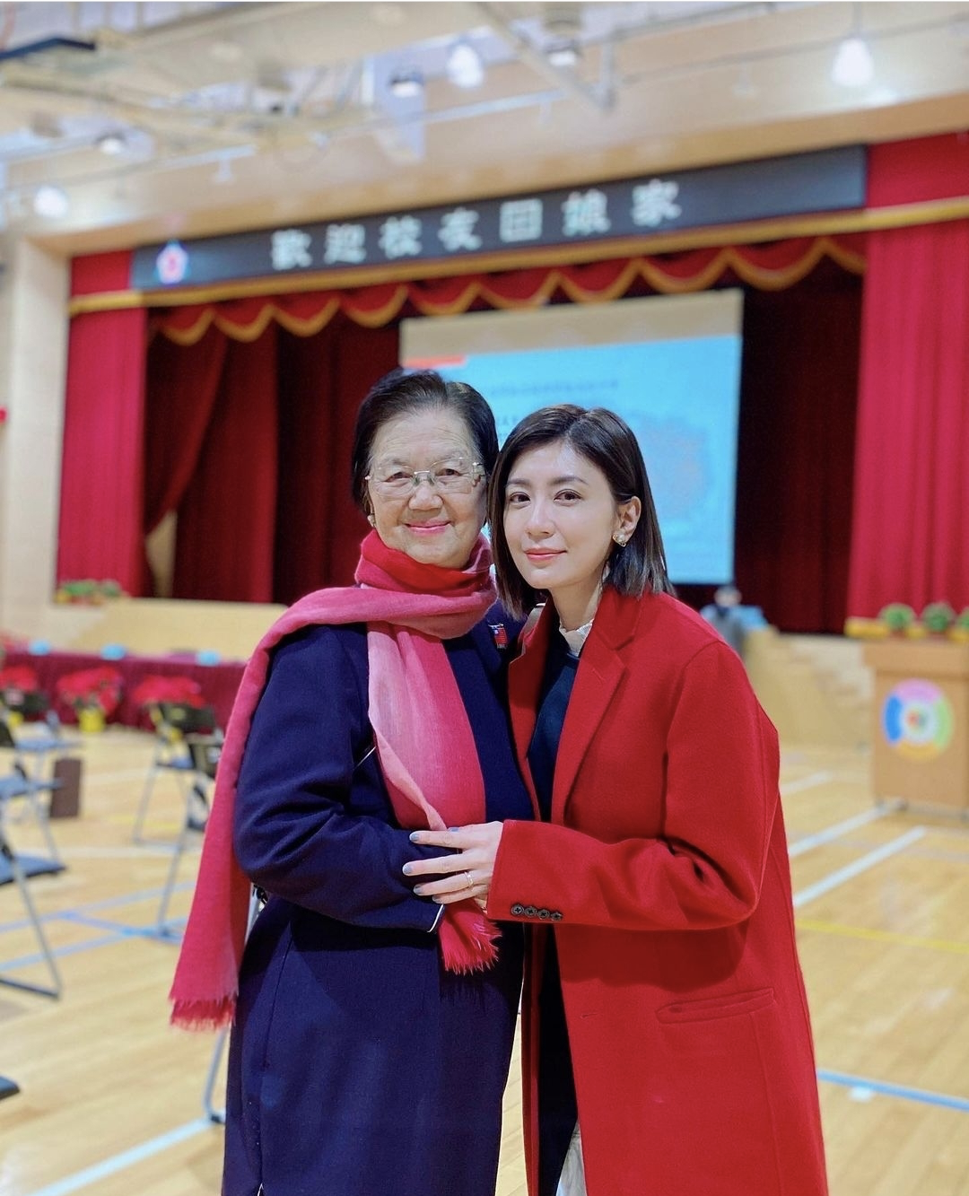 贾静雯荣归母校被评为杰出校友，晒多张童年照，咘咘和妈妈神相似