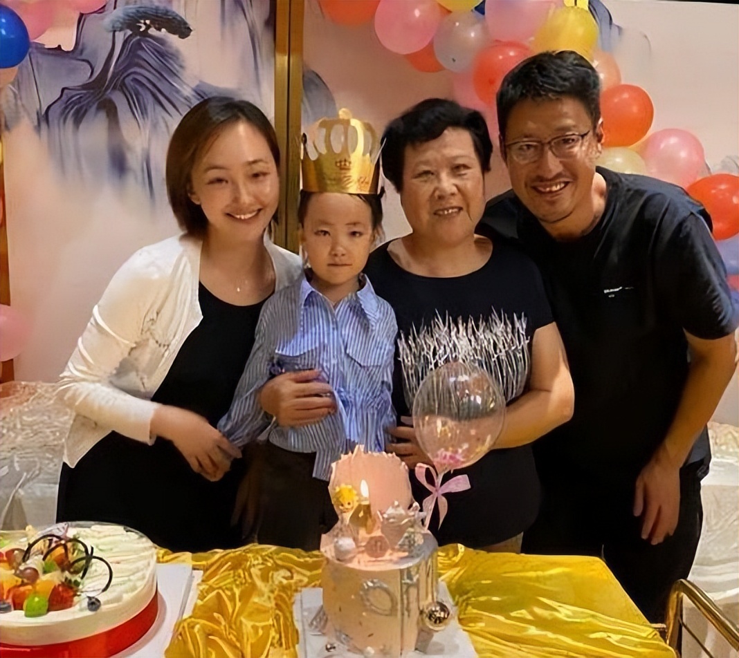 于震:娶小13岁辛月,婚后连生三胎,如今一家五口其乐融融最新消息动态