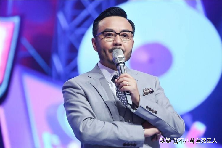 47岁汪涵近照突然变老,胡子头发花白眼袋大,中年后更看重家庭