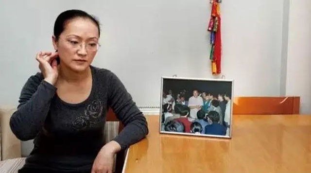 99年“首富”牟其中入狱，妻子携子赴德，小28岁的小姨子却未离开