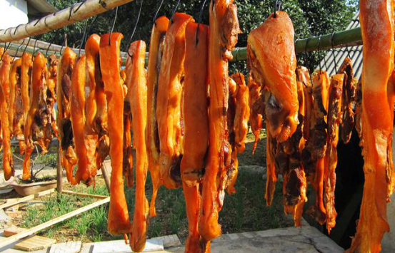 腌腊肉时，只放盐是错的，牢记4个诀窍，金黄又好吃，久放不发霉