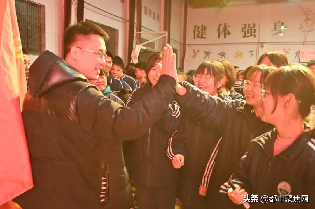 忻州实验中学举行“心态决定成败,理想照耀前程”高考励志演讲