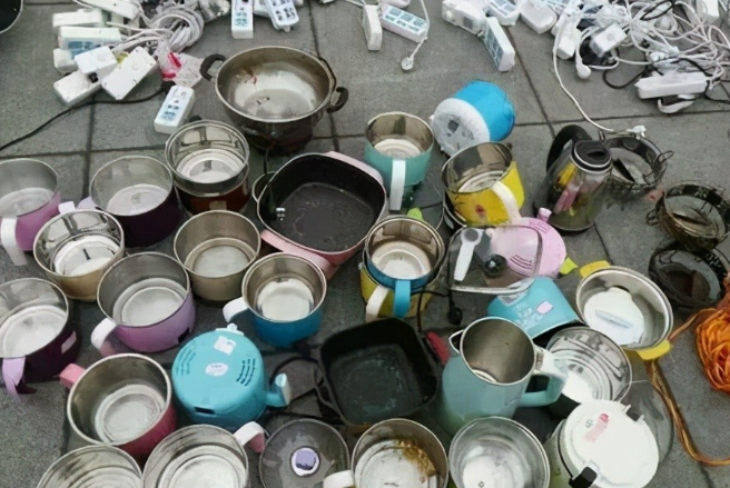 大学男生宿舍“违禁品”走红，种类很全，连“二师兄”也来凑热闹