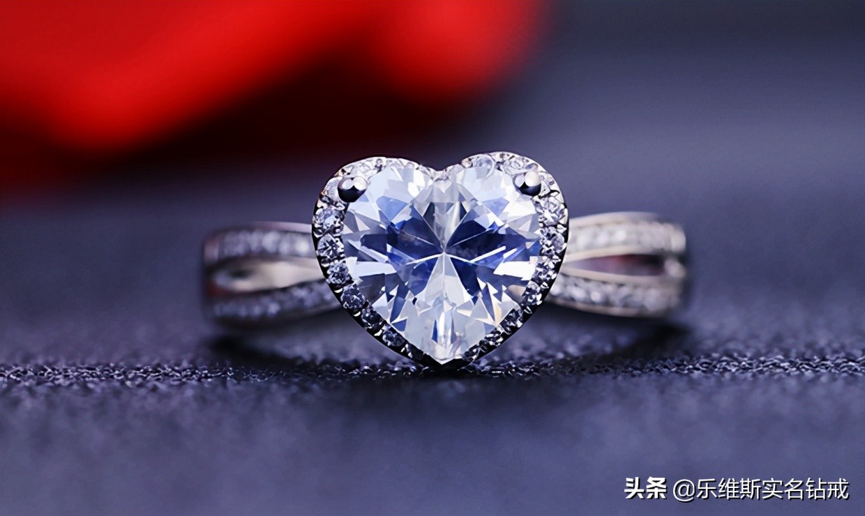 订婚钻戒一般多少钱合适（订婚钻戒价格要怎样确定才合适）