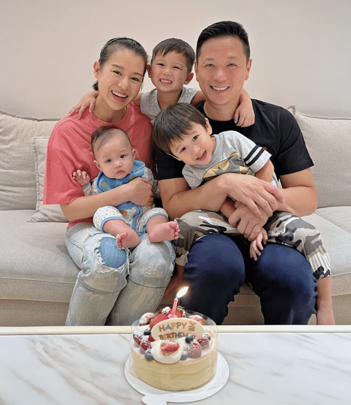 胡杏儿老公晒带娃日常，周末陪儿子游儿童展览，一人抱俩娃超有爱