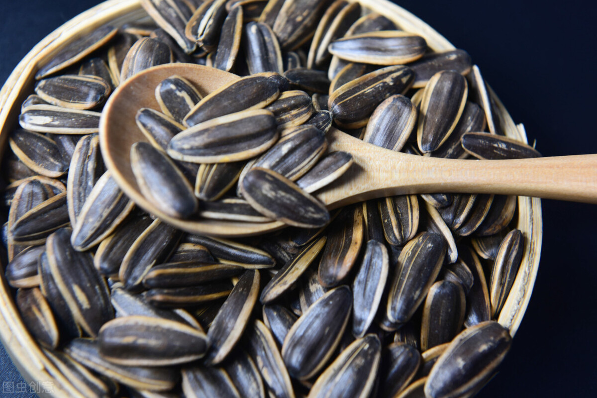 吃一把瓜子等于喝一勺油？教你正确吃瓜子的方法，吃出营养和健康