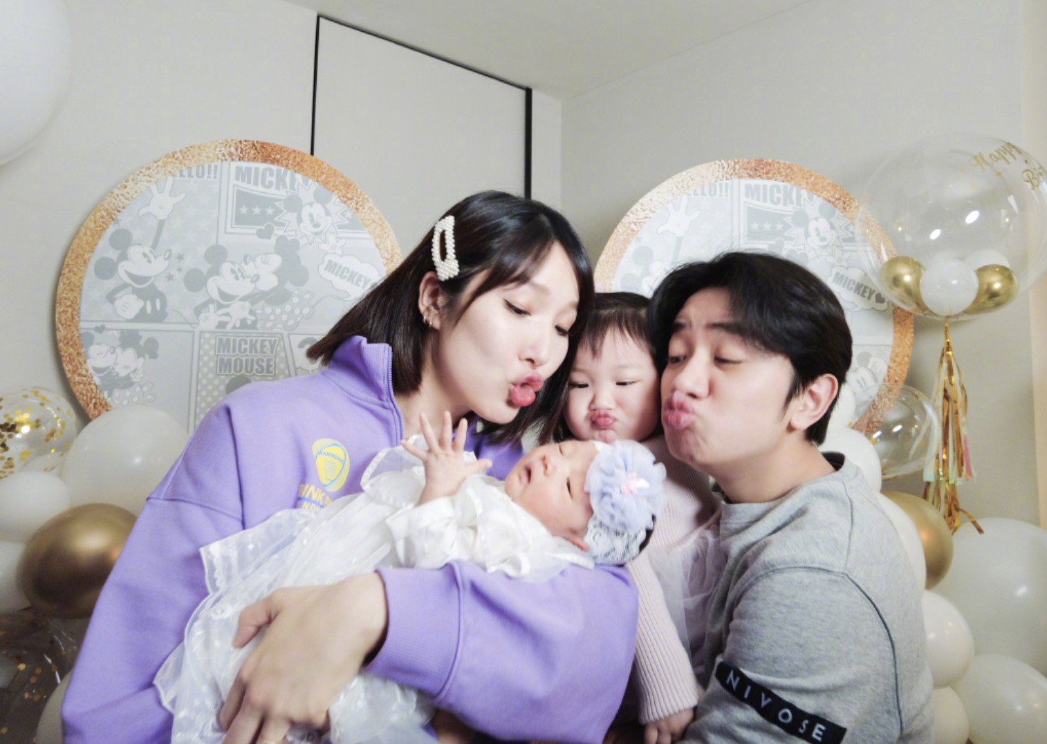 王祖蓝晒全家福为俩女儿庆生，1岁妹妹很高冷，3岁姐姐镜头感十足