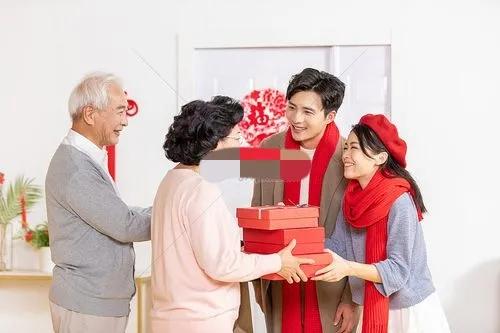 春节回家给老人带什么礼物好（回农村老家带什么礼物）