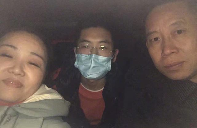 网传孙卓学校已确认，一家三口吃团圆饭，孙海洋喝酒庆祝