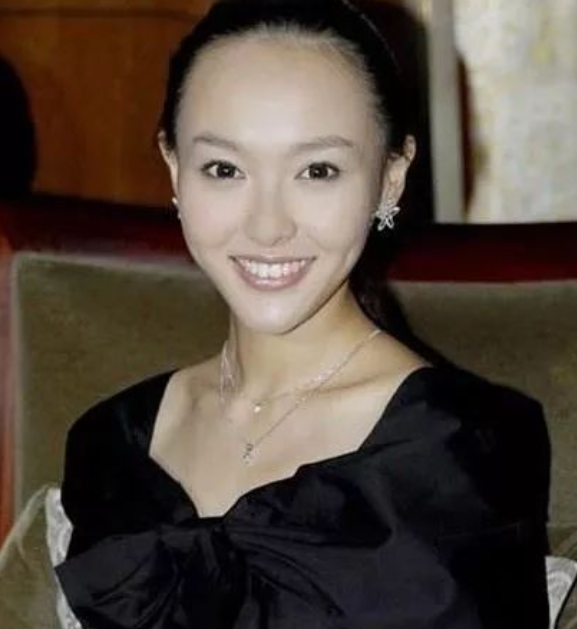 可是又有多少人看见过甜美保护色下的唐嫣,当她露出了光秃秃的额头