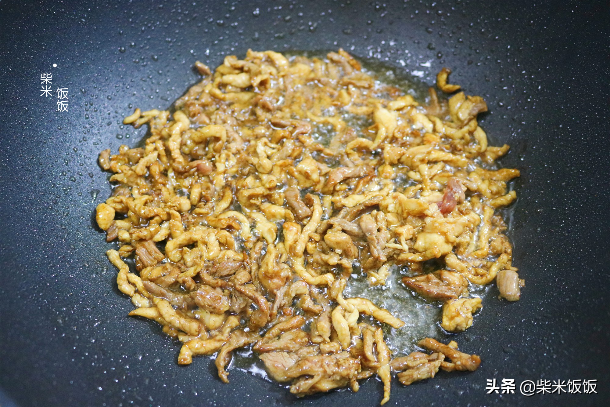 面条筋道，肉丝软嫩，这碗青椒肉丝面太香了，我家常做