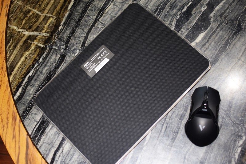 再也不怕没电了 雷柏V10RGB幻彩背光无线充电游戏鼠标硬垫