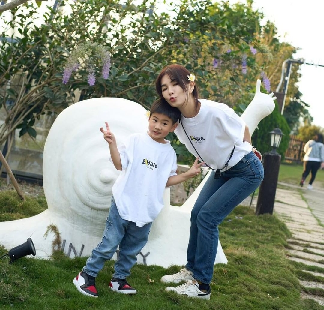 Ella带家人和员工度假，与劲宝DIY披萨，母子欢乐同框画风有爱