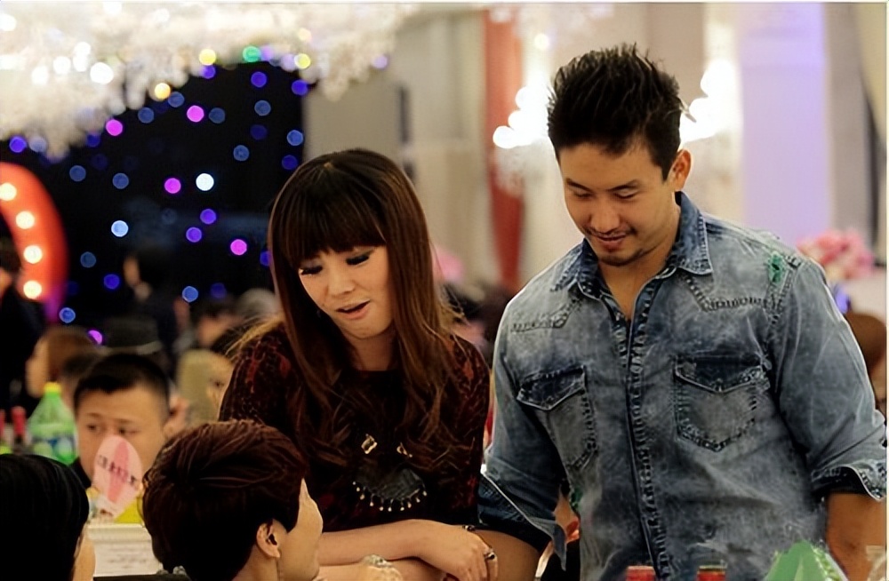 在韩凌明的强烈爱情攻势下,万蒂妮心理的防线攻破了.