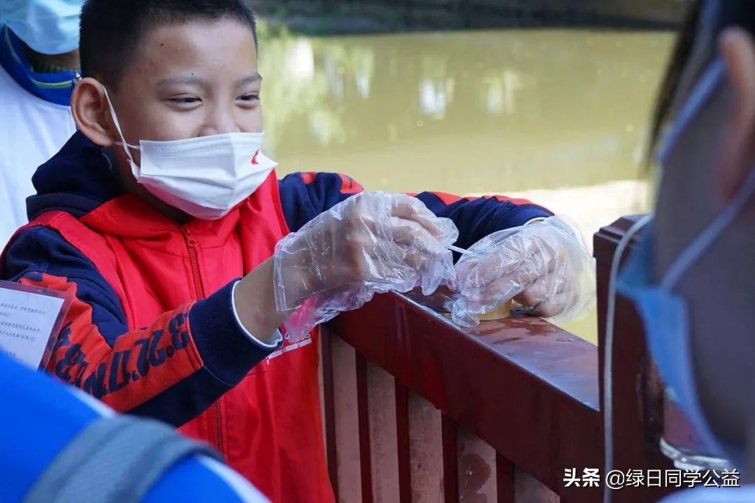 志愿者日——红色文化小天使开展环保宣传公益活动，为低碳减排贡献力量