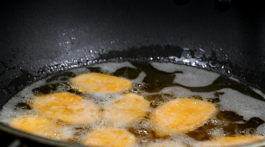 天气寒冷，碰到这红薯饼，我绝不手软，不用和面，饱腹感强