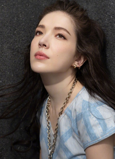 许玮甯晒恩爱合照官宣与邱泽结婚，紧搂老公秀超大婚戒超甜蜜