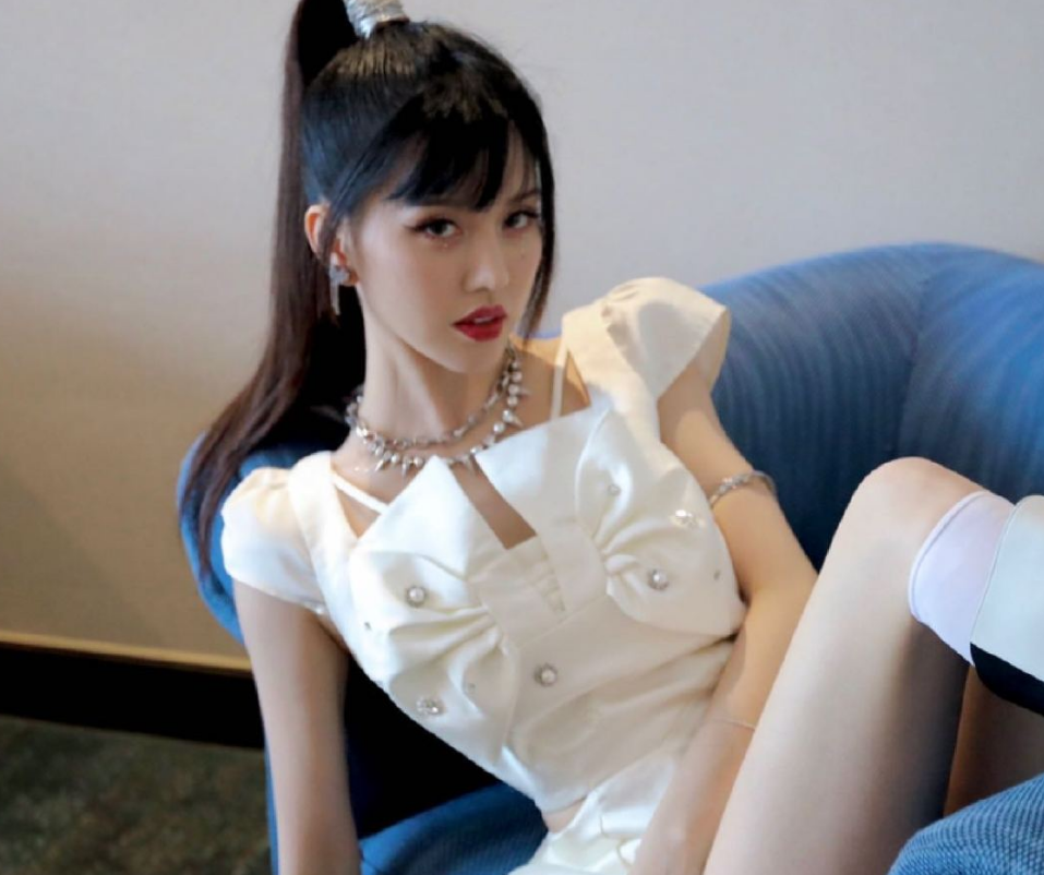 李靓蕾发文否认收到BY2私信，工作室录屏回应，怒斥对方又撒谎