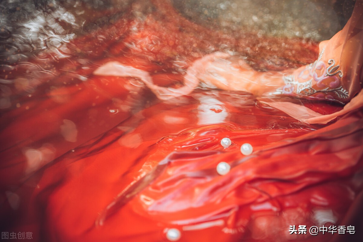 福禄双临礼盒皂，雍容华贵女子眸光倒映出了貔貅皂的流光溢彩
