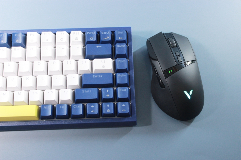 酷炫外设新选择—雷柏V10RGB幻彩背光无线充电游戏鼠标套装