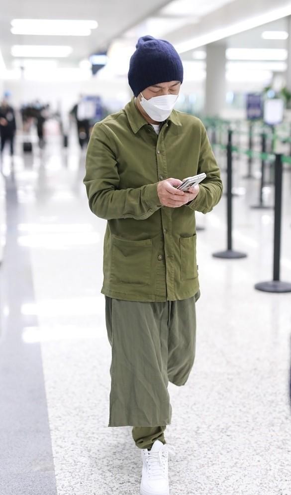 张卫健穿面包服似“小巨人”，夹克里面套件卫衣，这是有多怕冷