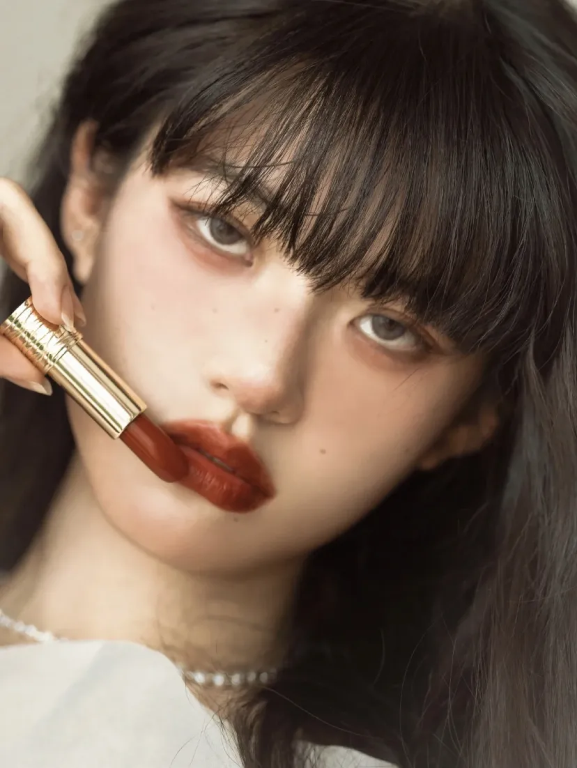 為什么現(xiàn)在很多女生不化妝只涂口紅？