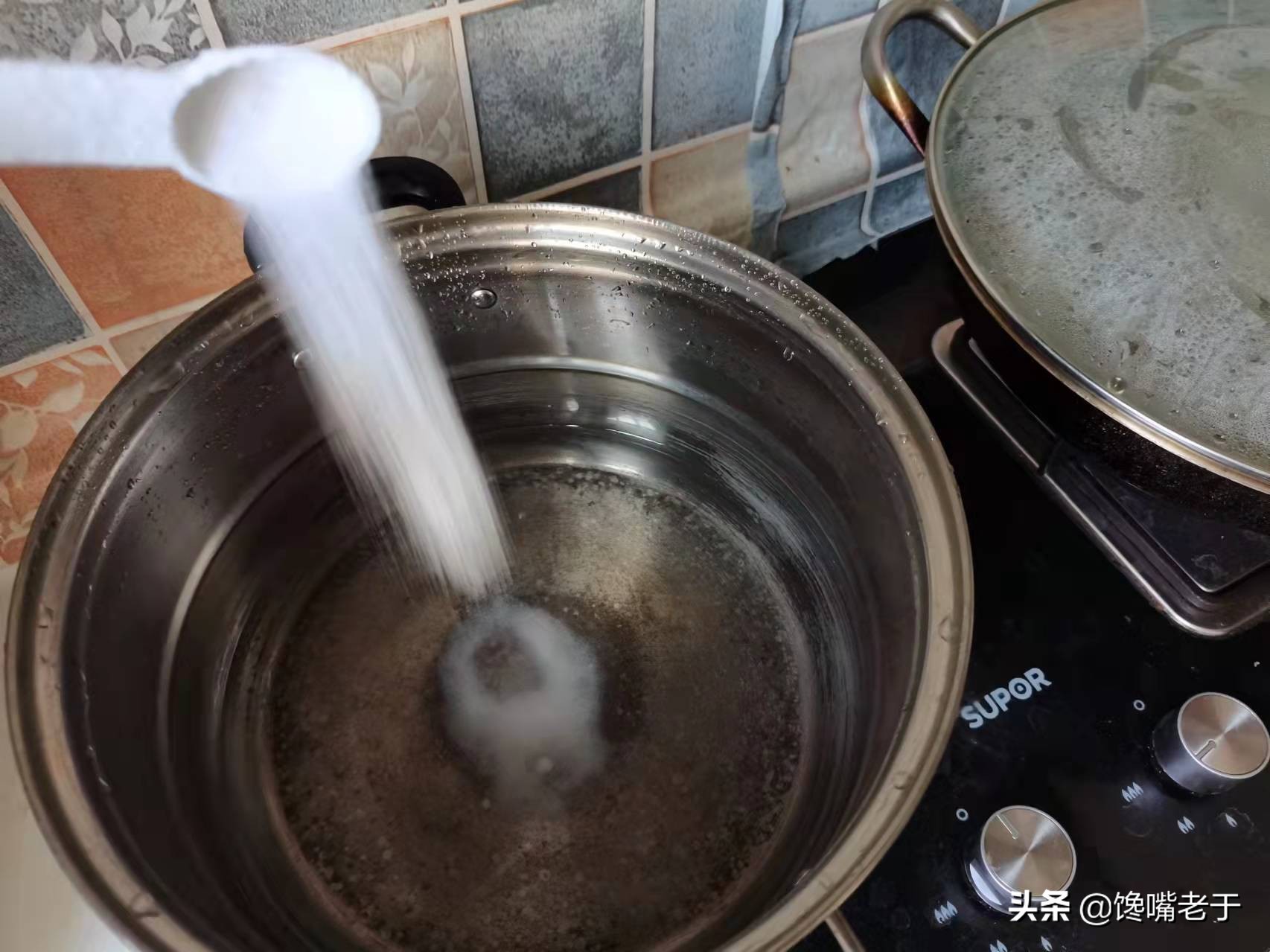 水煮大虾时：有人放姜有人放醋，大厨：全都不对，教你正确做法