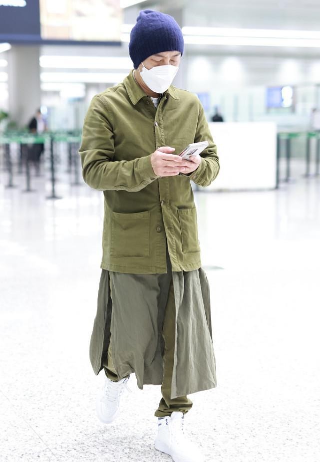 张卫健穿面包服似“小巨人”，夹克里面套件卫衣，这是有多怕冷