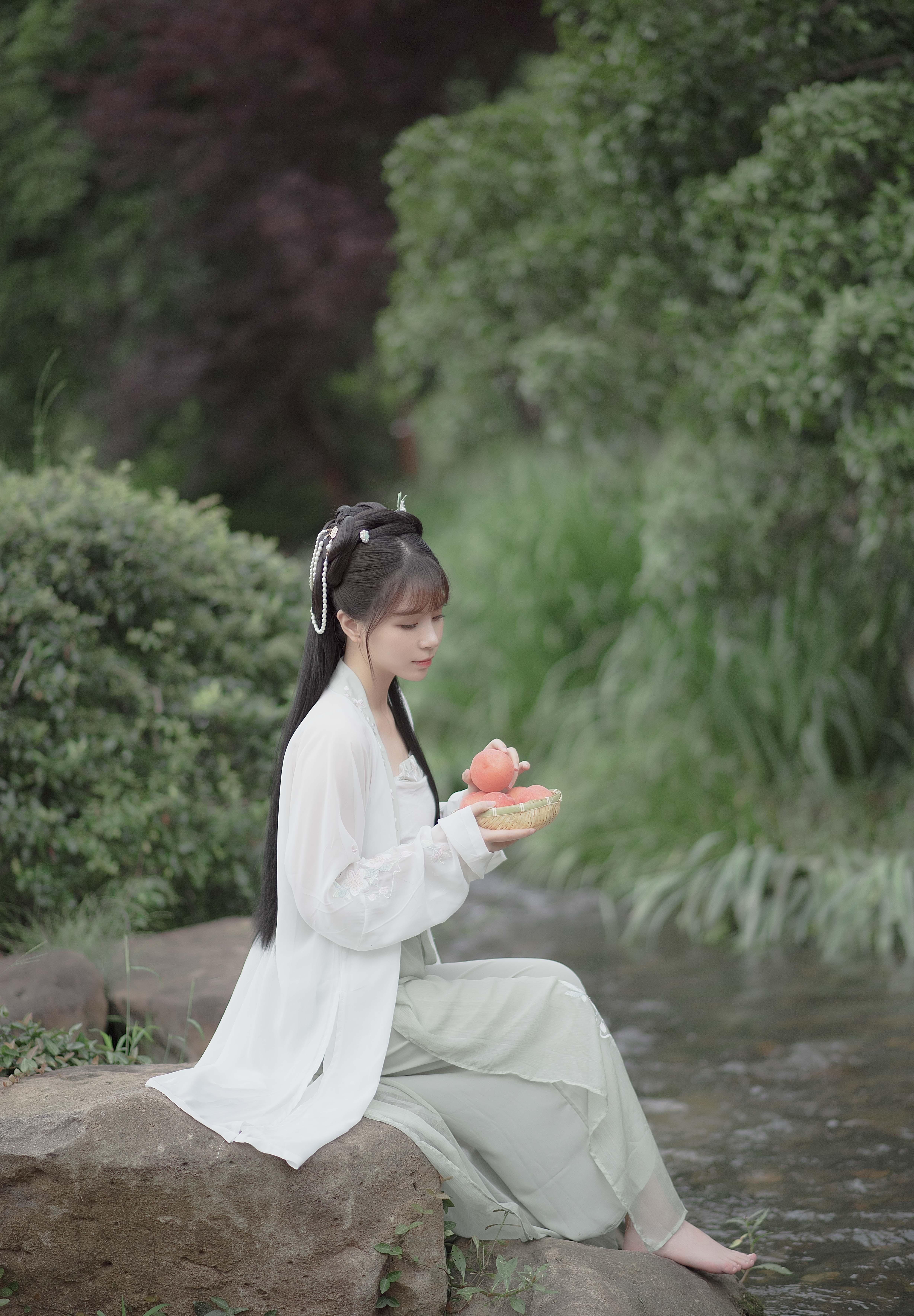 气质优雅美女户外好看甜美迷人写真图片