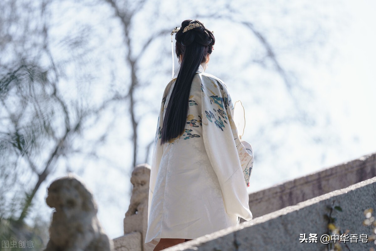 落雪染影皂在雪夜里,河面流光溢彩,山苍子随风荡漾泛起层层碧波