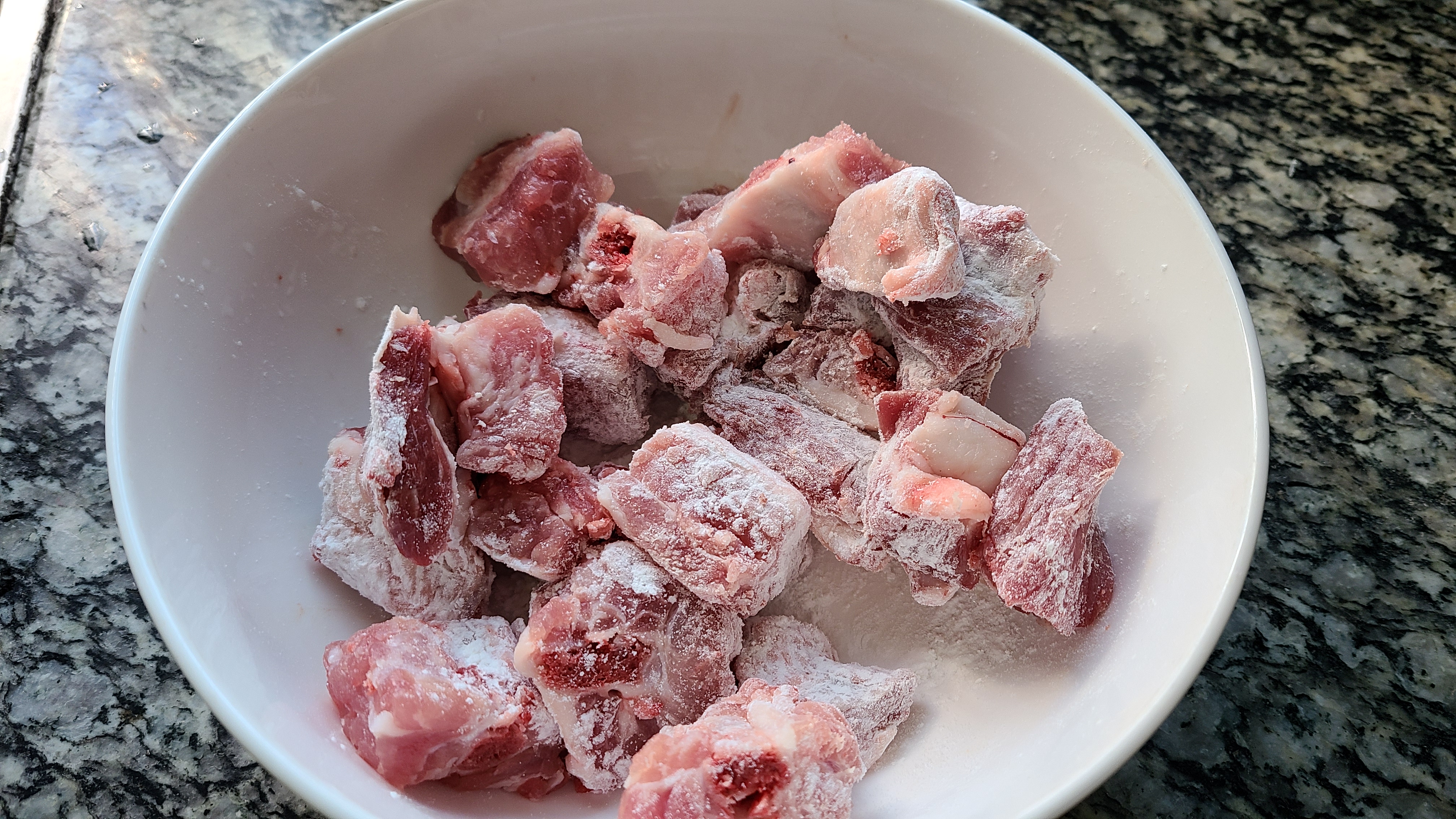 广东老厨师教的排骨做法，香喷喷的一道家常菜，好吃味浓