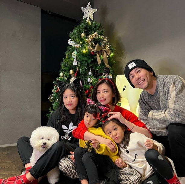 贾静雯大女儿晒全家福，咘咘波妞躺妈妈怀里卖萌，一家五口超有爱