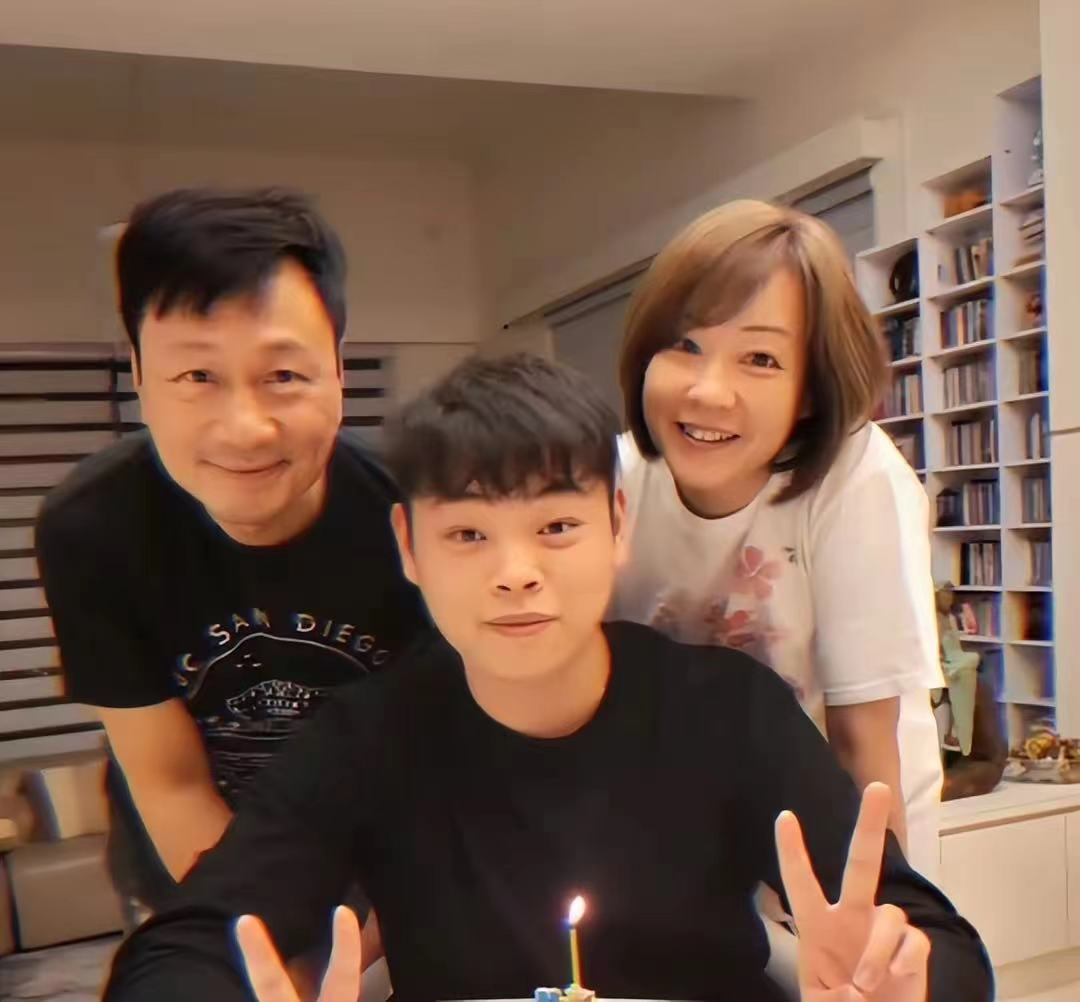港星黎耀祥现身上海捞金,走路排场大保镖筑人墙,无粉丝场面尴尬最新
