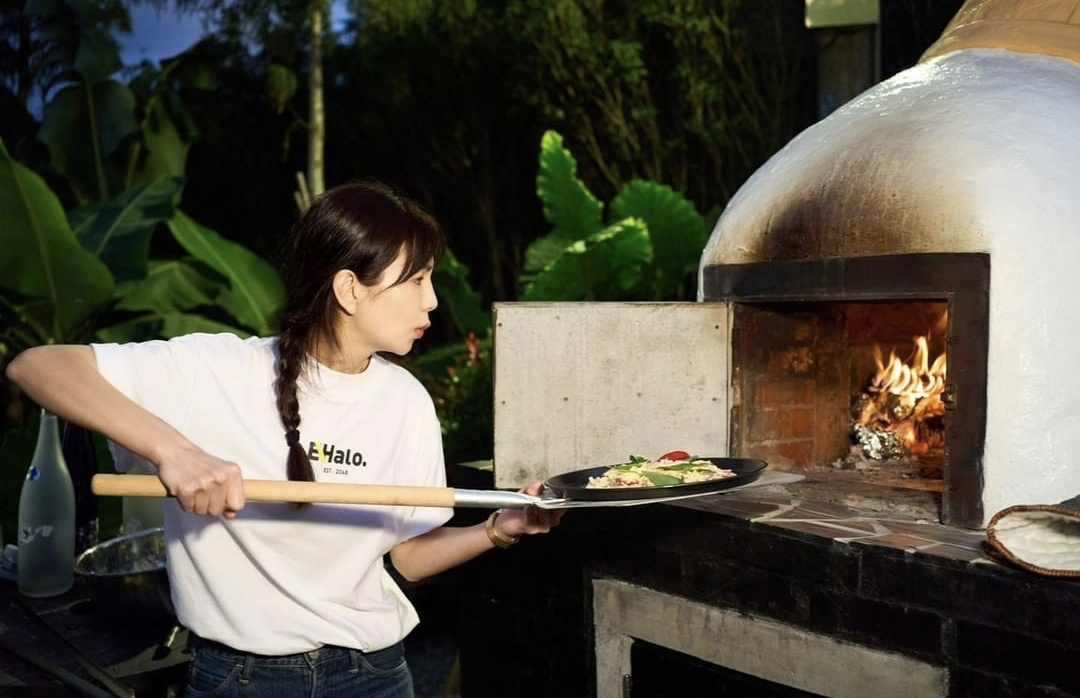 Ella带家人和员工度假，与劲宝DIY披萨，母子欢乐同框画风有爱