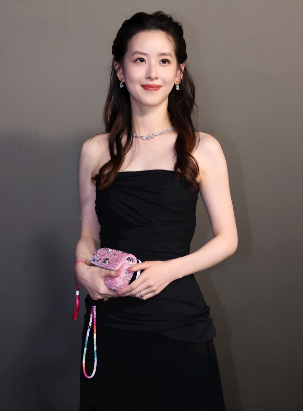 章泽天戛纳出席晚宴活动,皮肤白到发亮,生图状态极佳最新消息动态公布