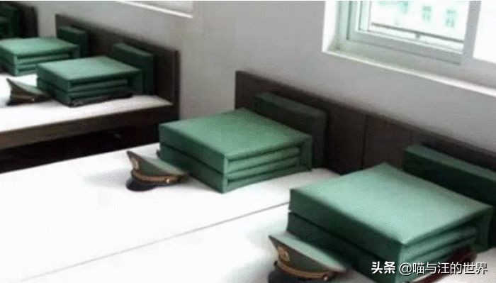 都是叠被子，中国军人叠成豆腐块，美军折成45度角，印度军人呢？