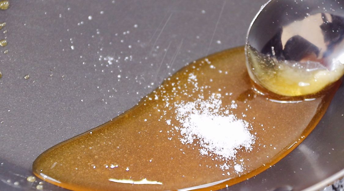 年货别总出去买，这种糖在家也能做，几勺白糖搞定，比买的好吃