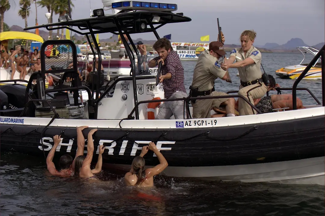 和老鼠这种小动物类似的还有蚂蚁吃人的《蚂蚁危机》,食人鱼群大杀