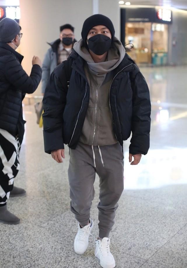 张卫健穿面包服似“小巨人”，夹克里面套件卫衣，这是有多怕冷