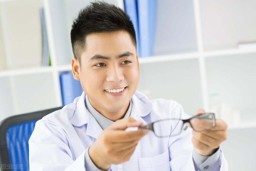 近视眼手术很“火”，为啥戴眼镜的医生自己很少做，本文揭晓答案