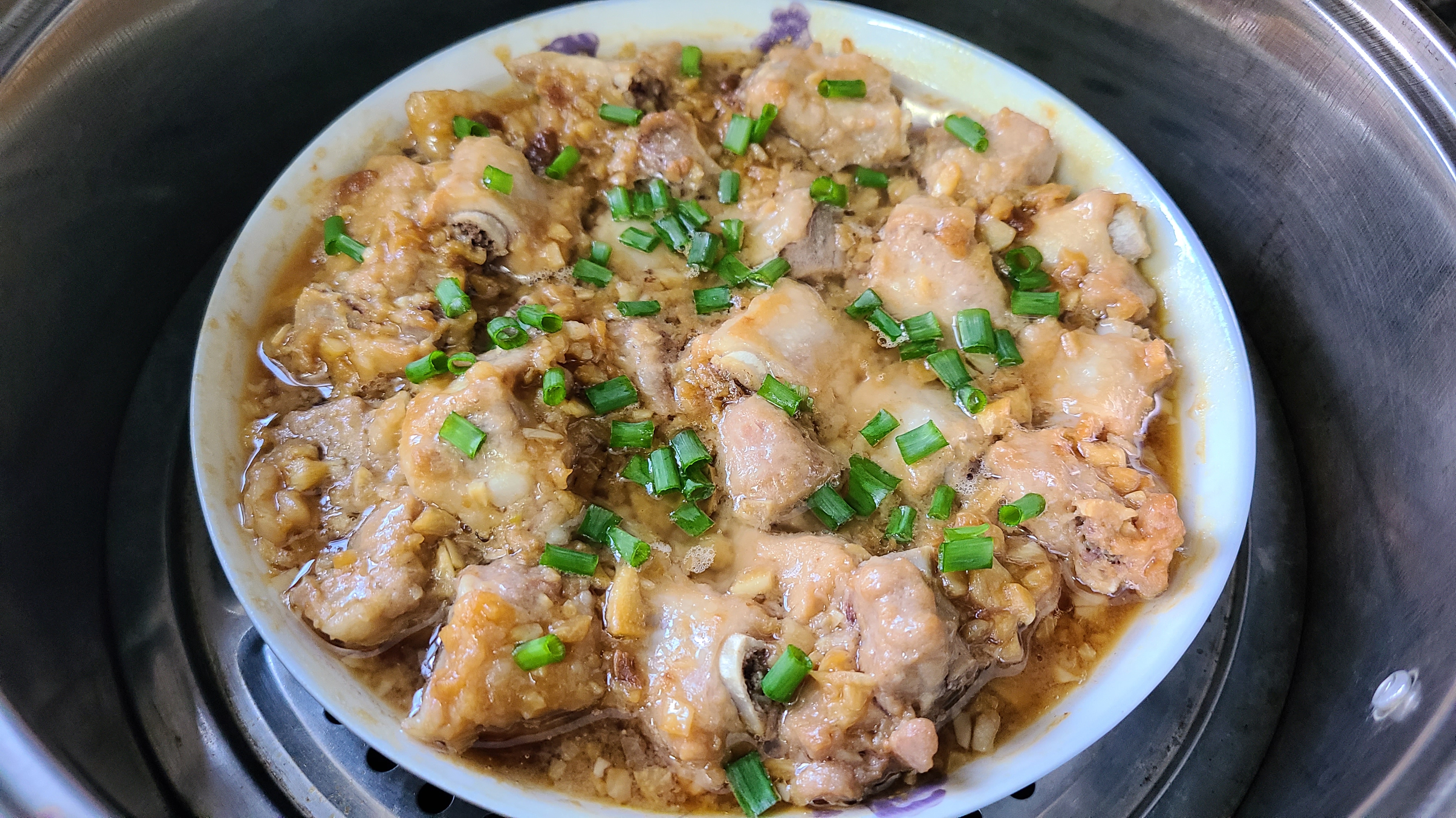 排骨这做法在广东出了名，老厨师教的一道菜，好吃味美香味浓