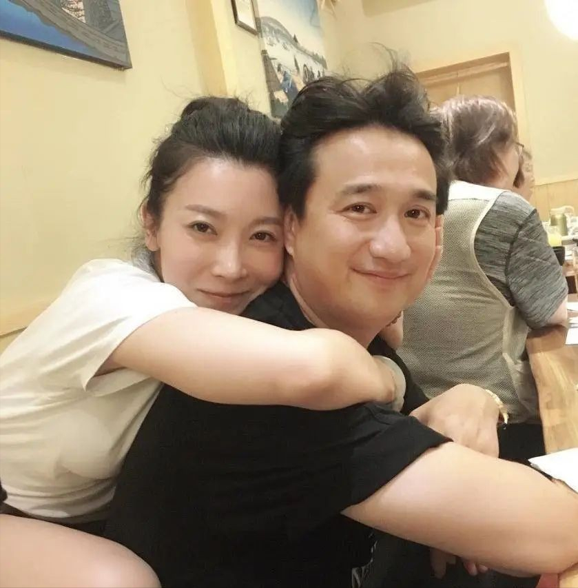 黄磊周迅举止亲昵没边界感,勾肩搭背深情拥抱,被质疑关系不一般最新