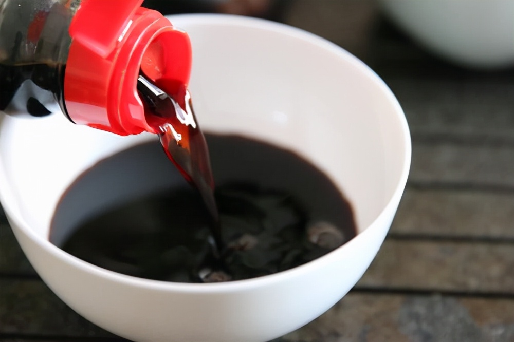 生抽、老抽、酱油、味极鲜到底用哪个？弄明白后，才知道区别很大