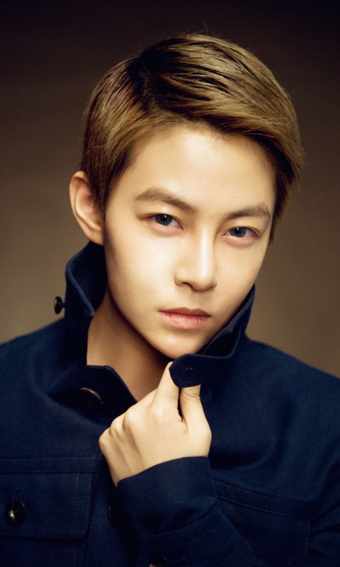 42岁阿娇街头被他人亲吻!两人随后晒贴脸照,私交关系亲密引热议_重庆