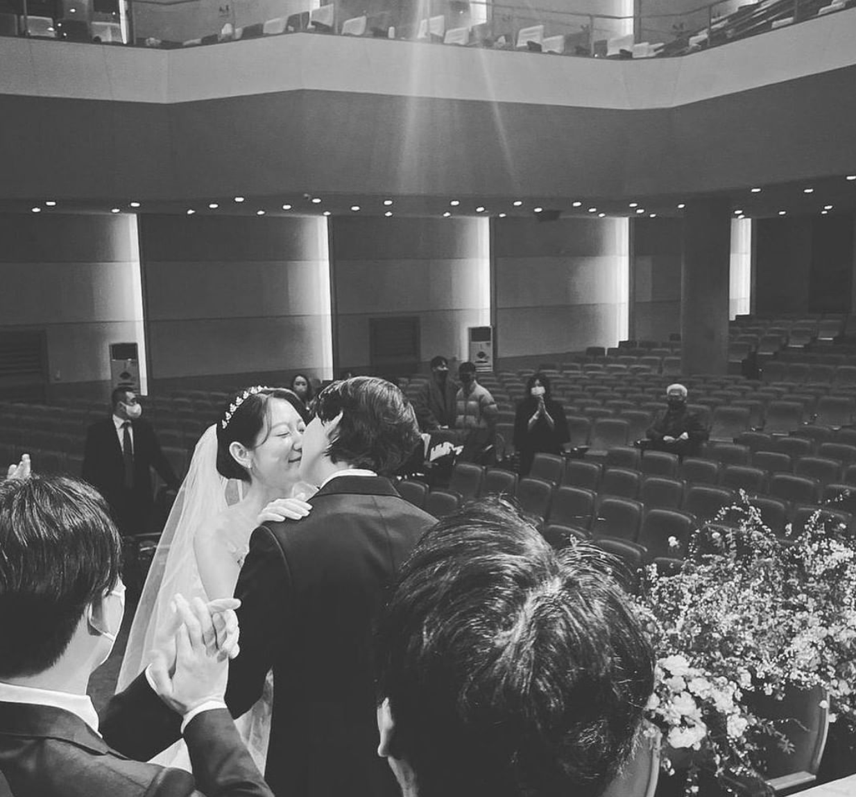 朴信惠崔泰俊说誓词哽咽，忘情接吻超浪漫，新娘孕期过半脸颊圆润