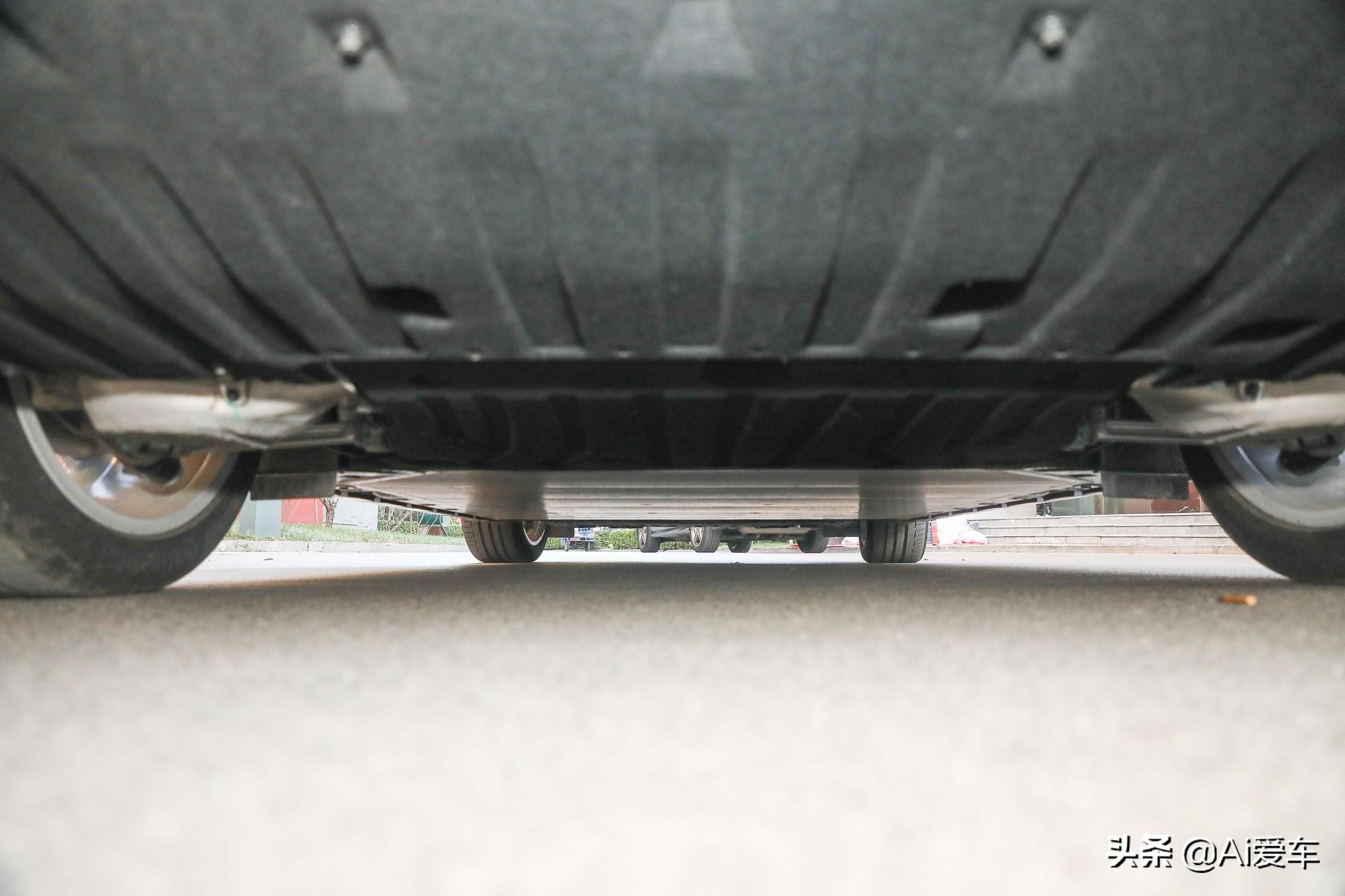 606公里续航带四驱，长轴距性能家用车，破百3.9S，实拍ZEEKR 001