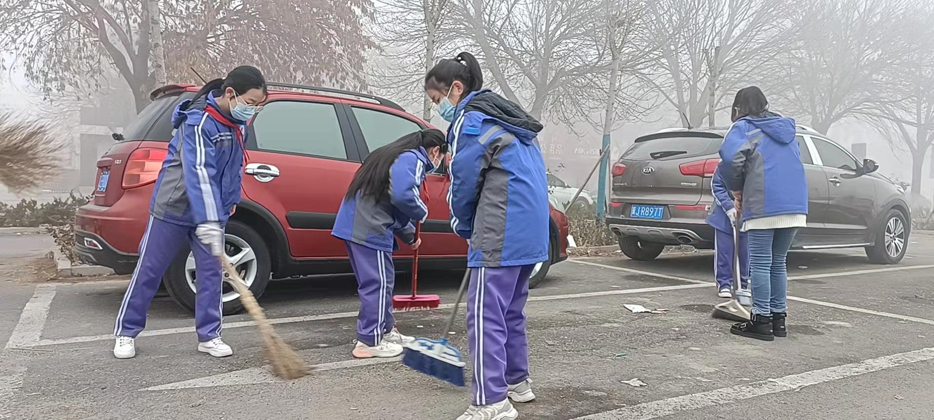 河间市曙光小学穿上红马甲 周末创城“不打烊”(图5)